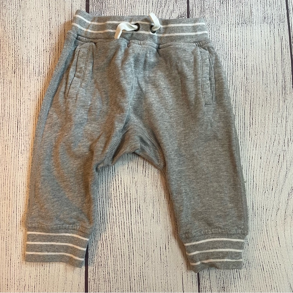 Hanna Andersson Grey Joggers with Pockets Size 75/12-18 months